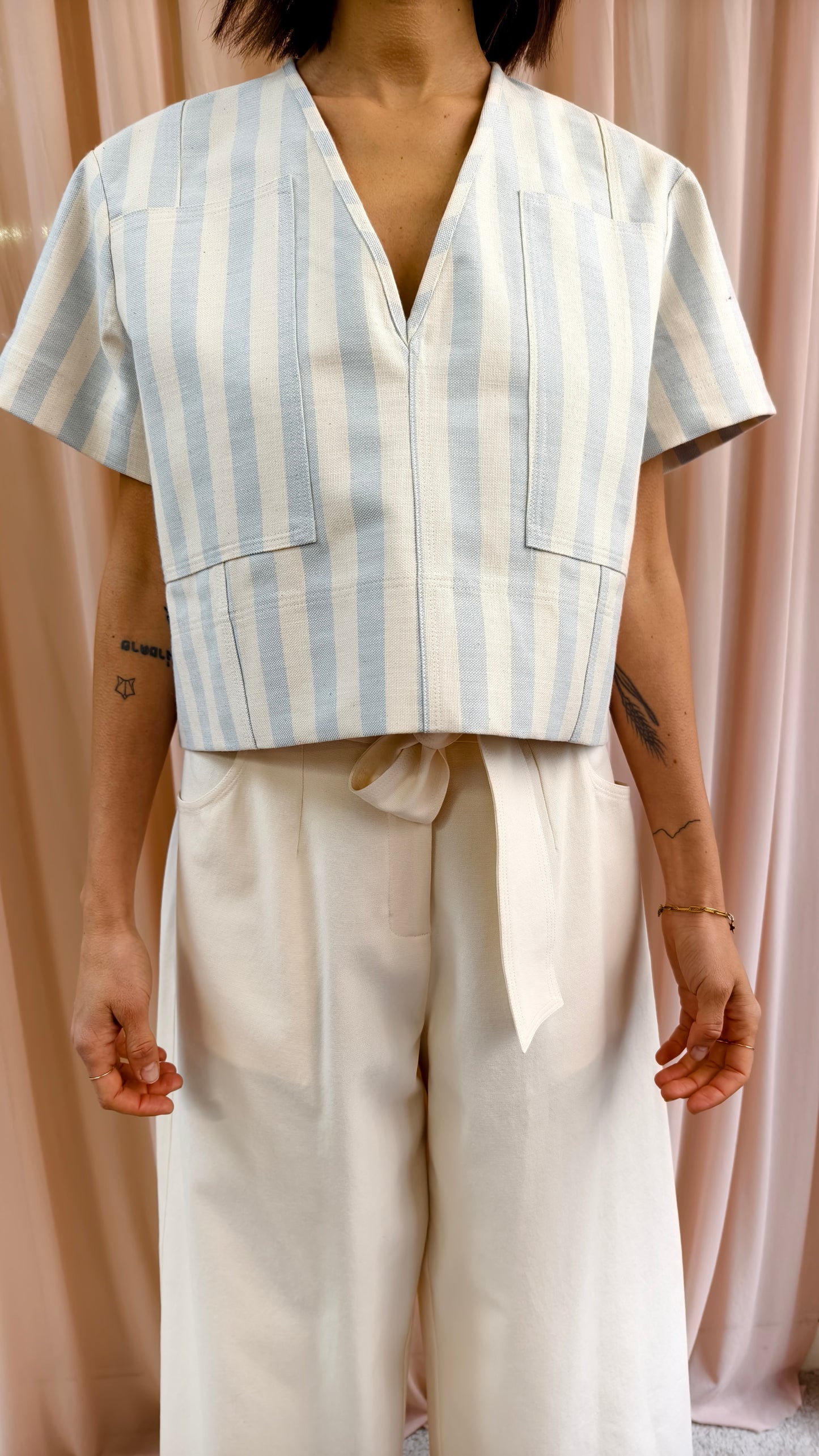 Top scollo a V in cotone rigato
