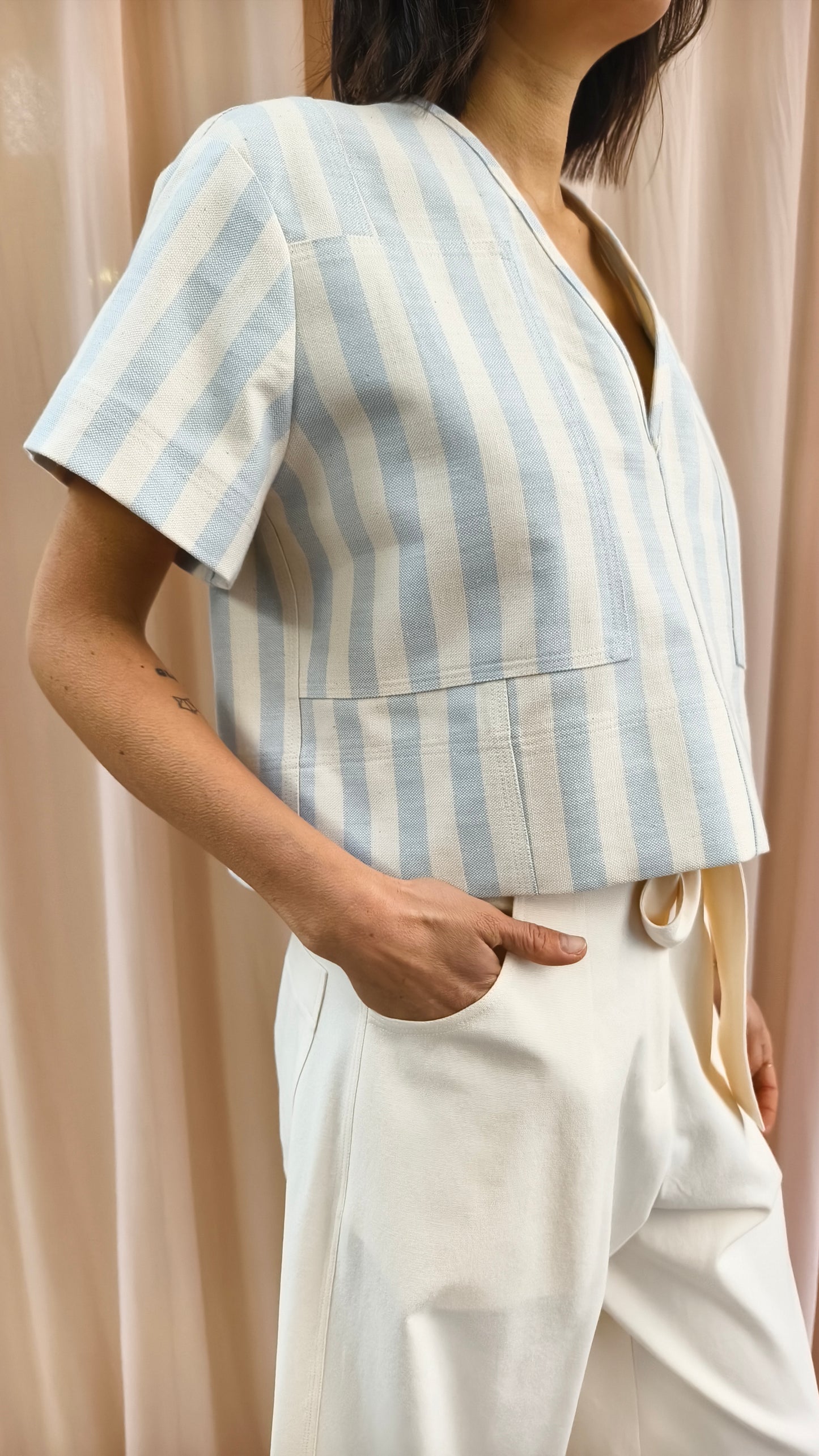 Top scollo a V in cotone rigato