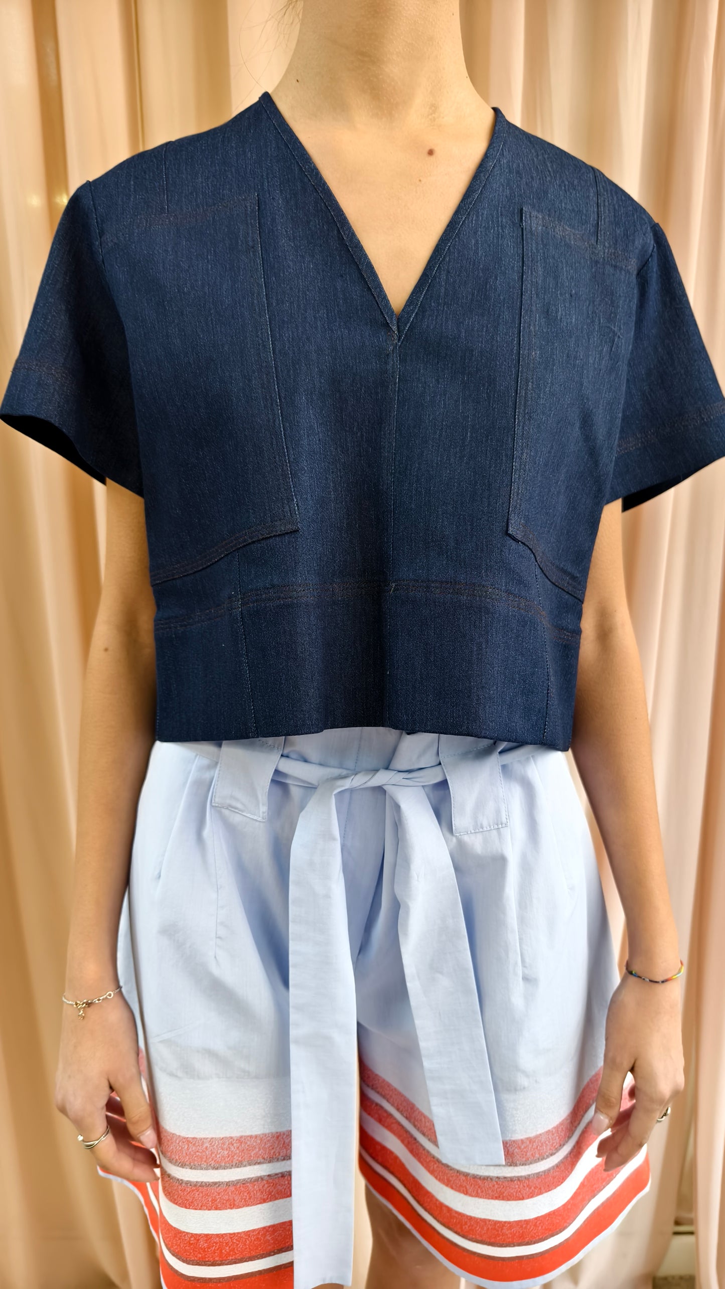 Top scollo a V in popeline