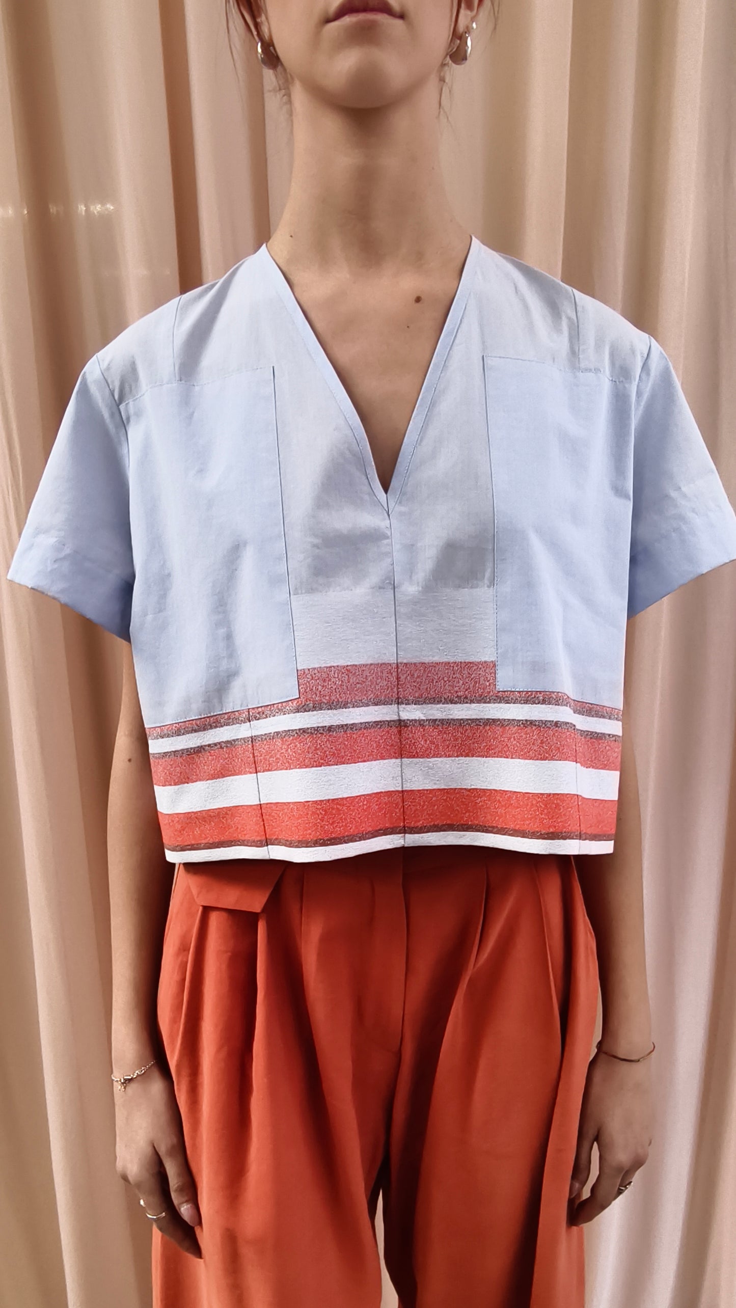Top scollo a V in popeline