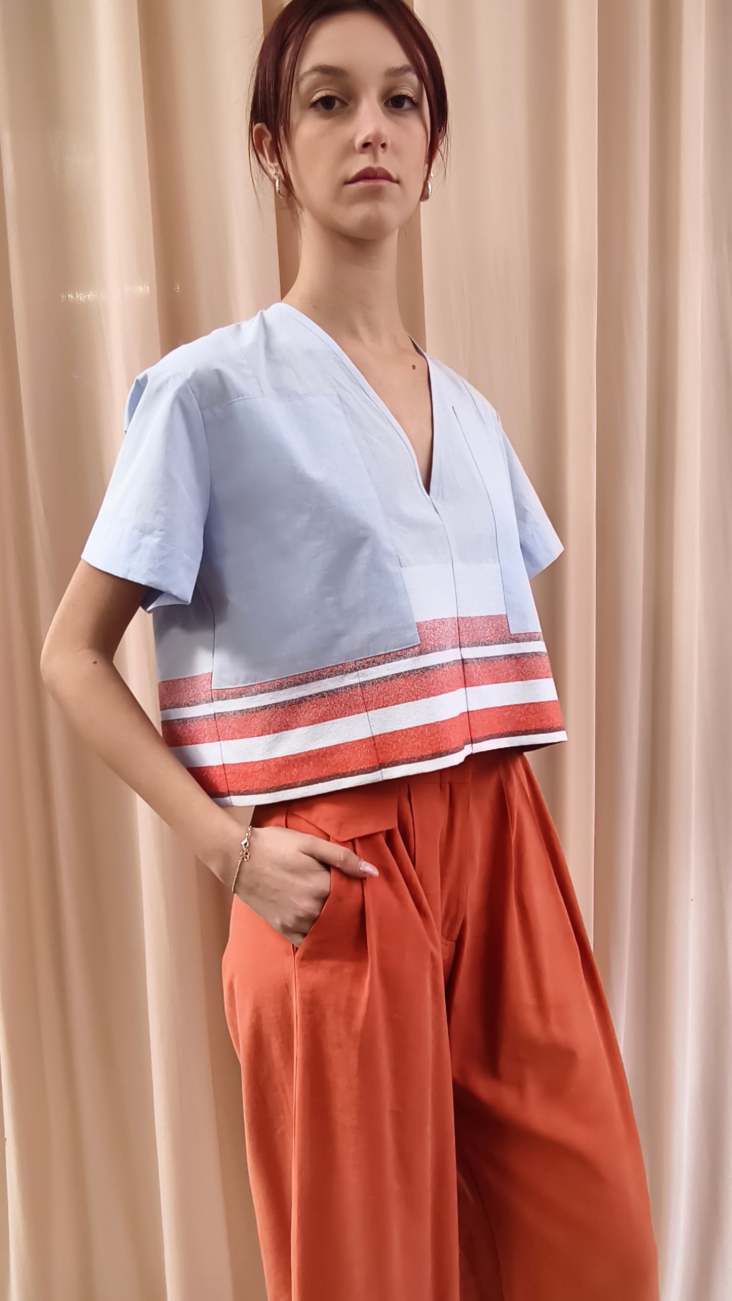 Top scollo a V in popeline