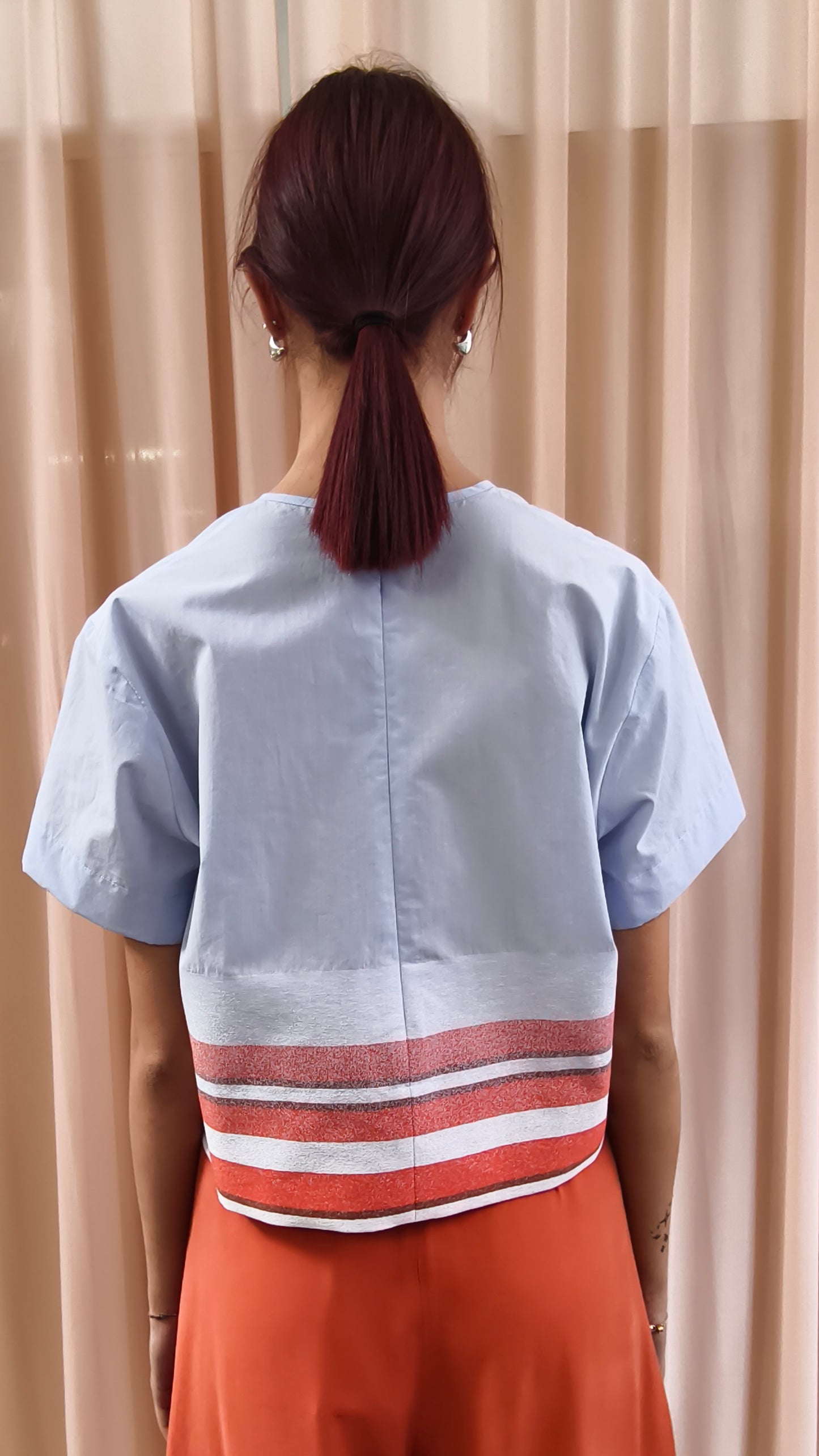 Top scollo a V in popeline