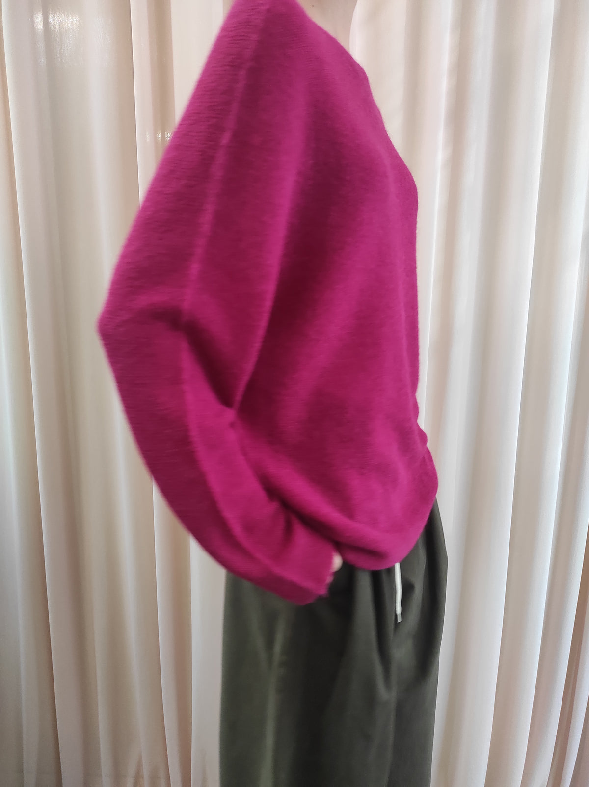 Maglioncino girocollo fucsia.