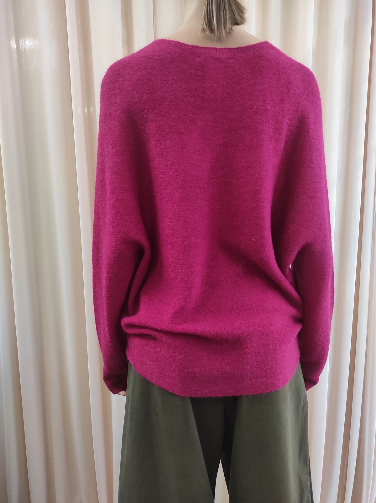 Maglioncino girocollo fucsia.