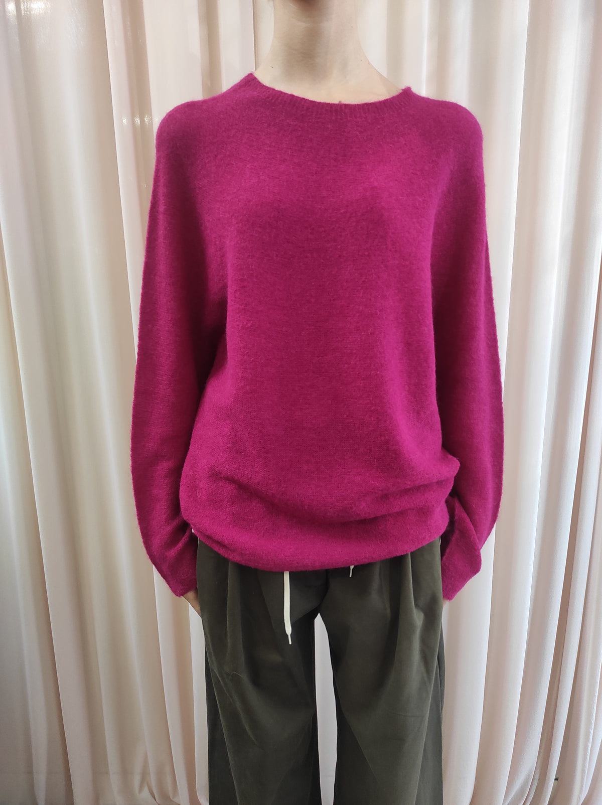 Maglioncino girocollo fucsia.