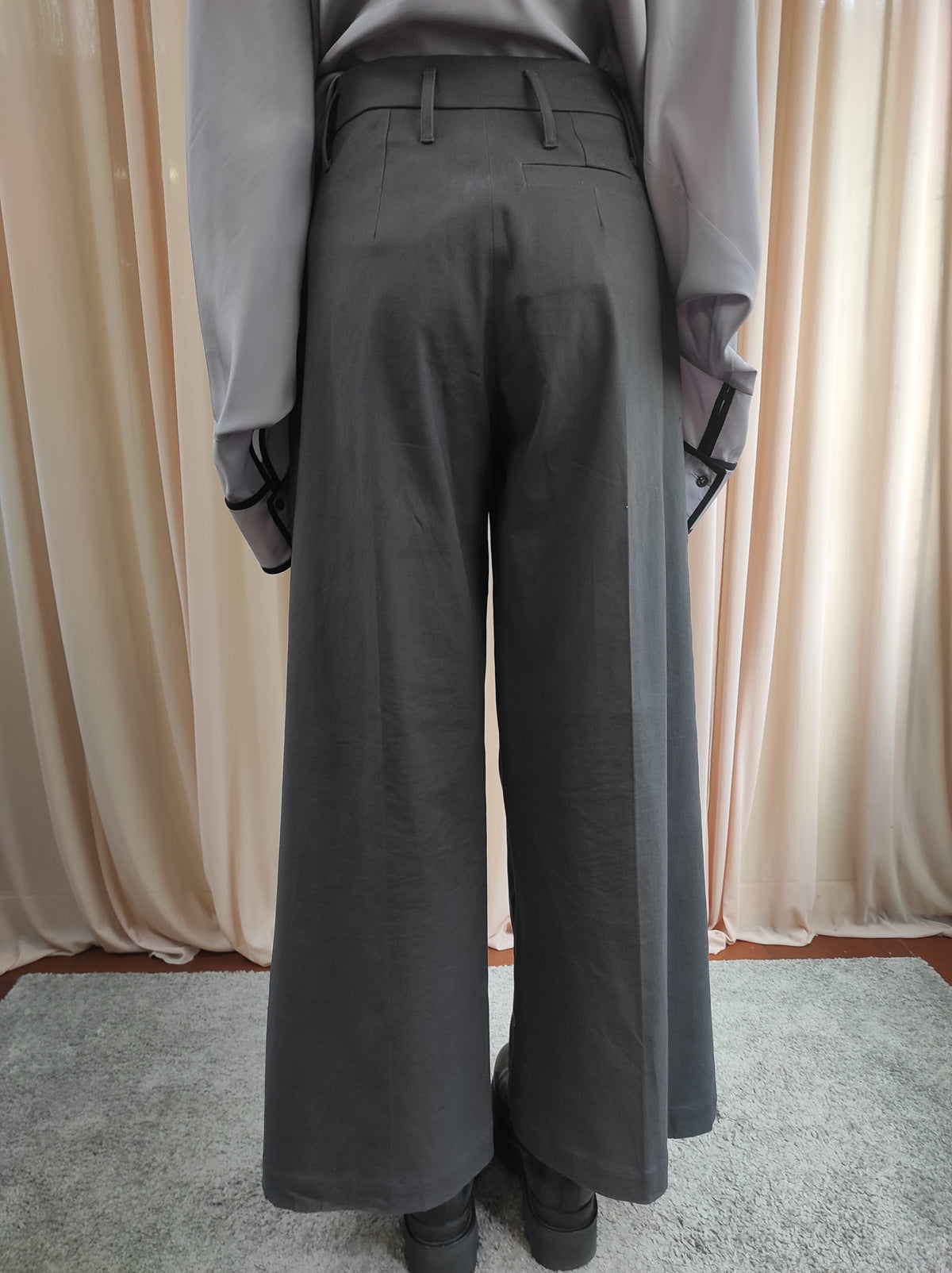 Pantalone ampio con pences