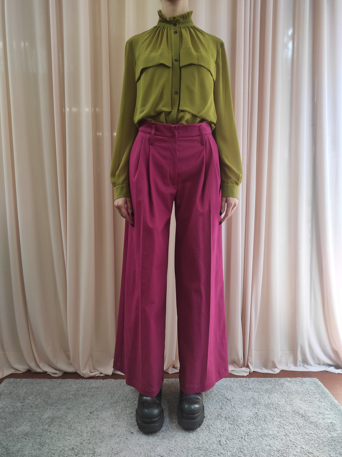 Pantalone ampio con pences