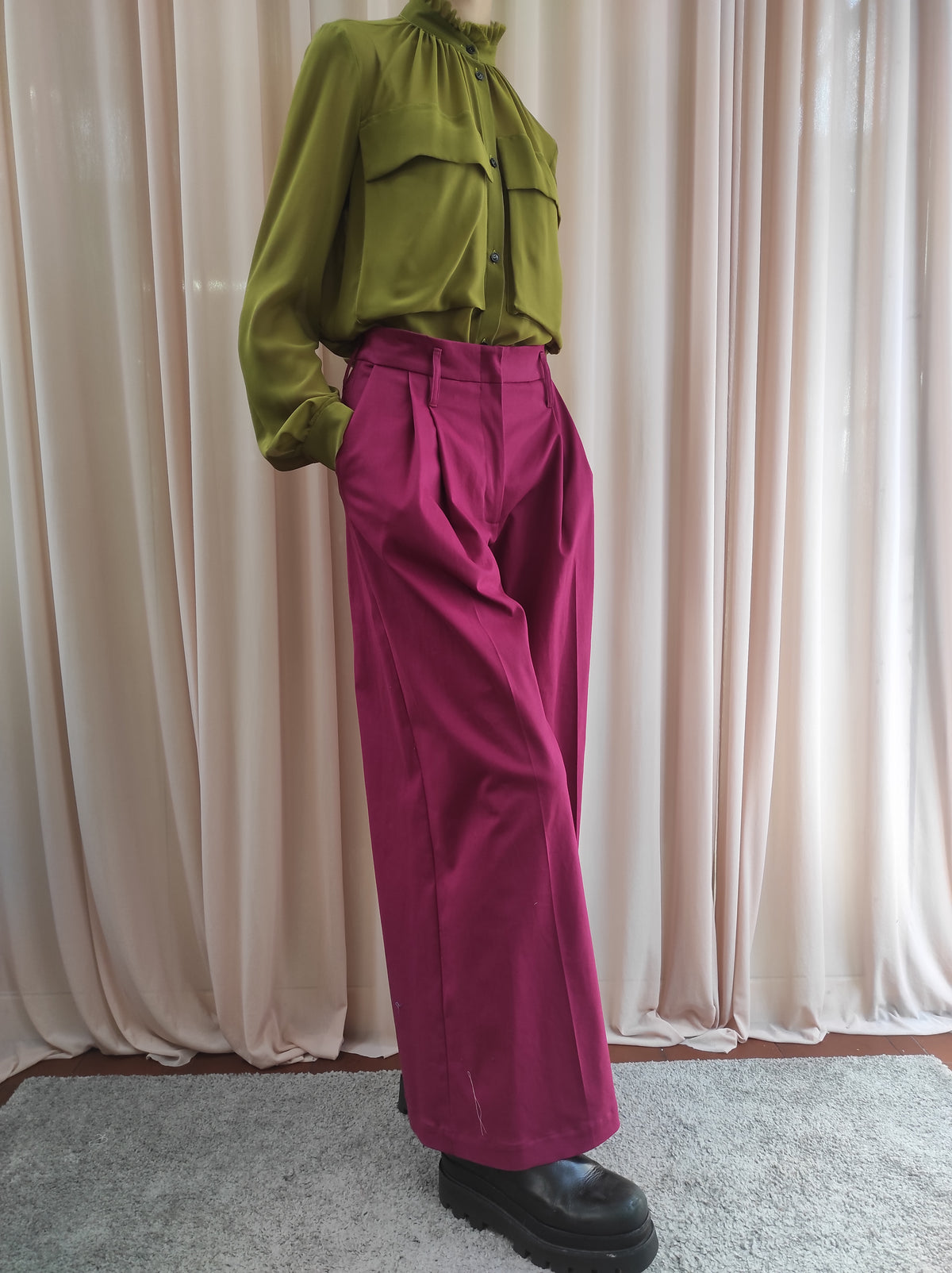 Pantalone ampio con pences