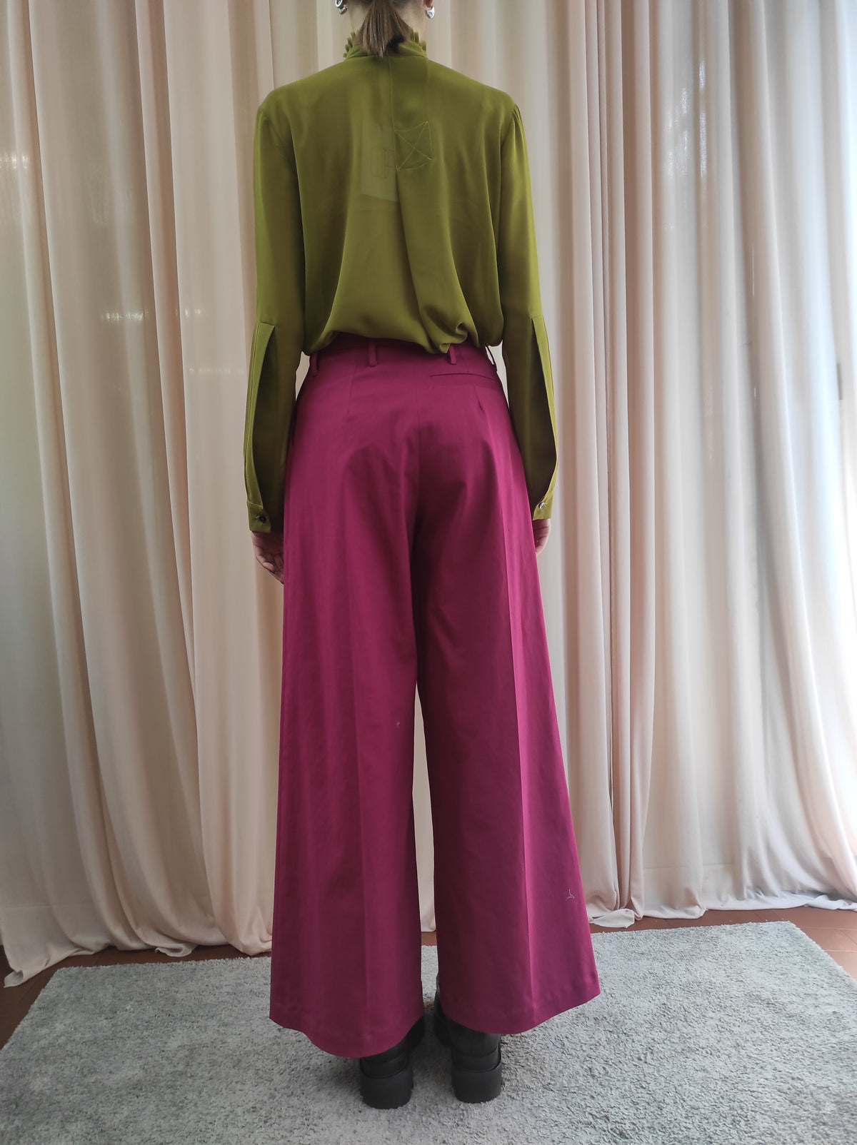 Pantalone ampio con pences