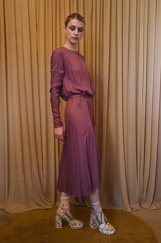 Abito con cintura in vita