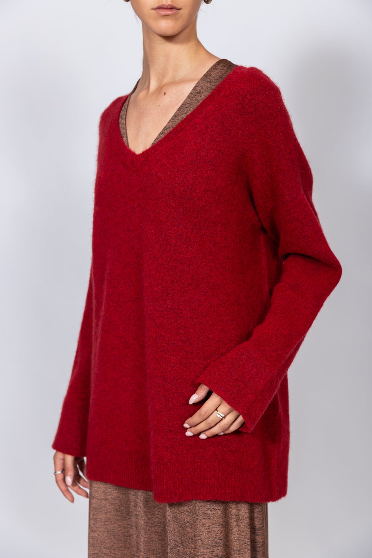 Maglione over con scollo a &#39;V&#39; rosso rubino