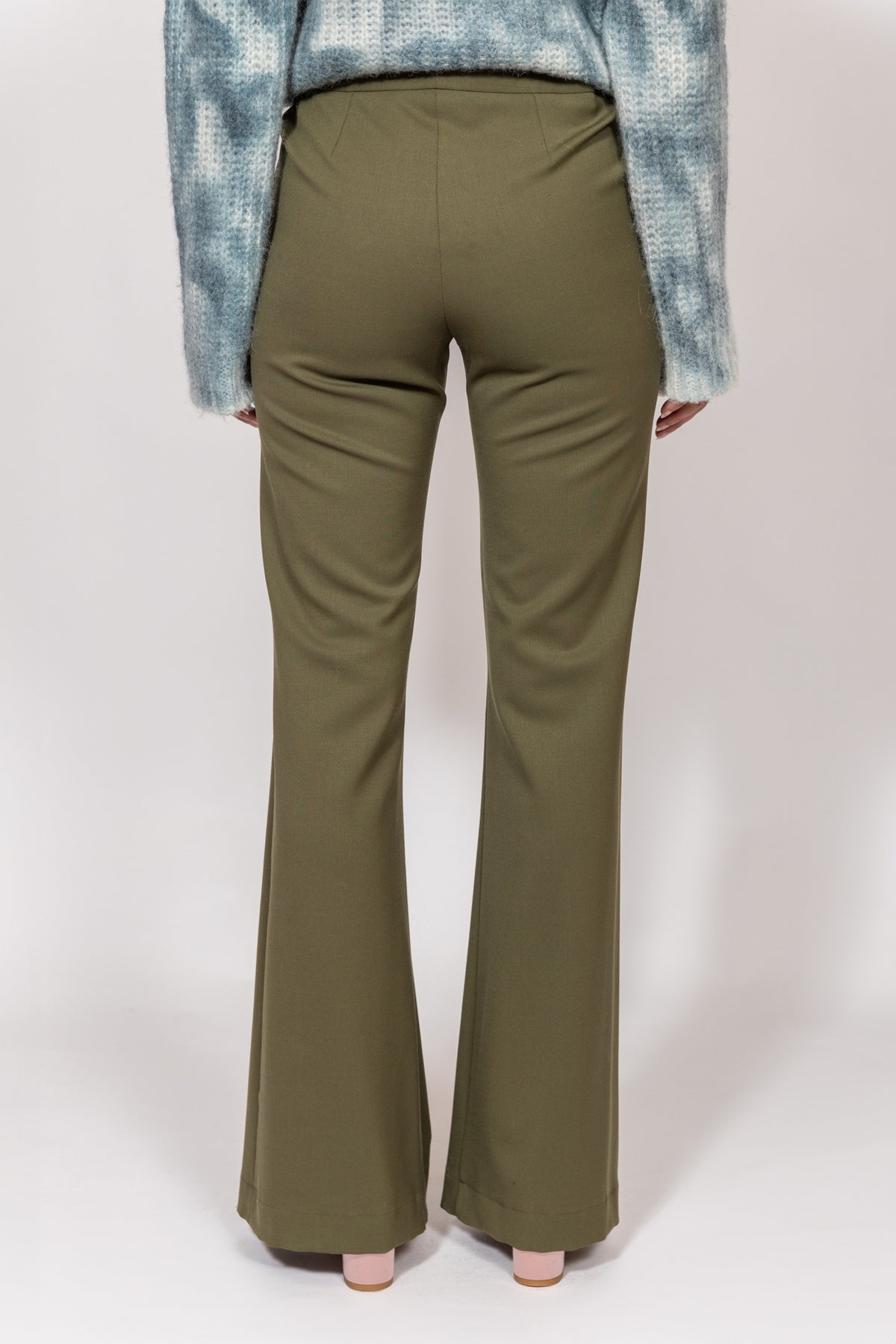 Pantalone svasato verde oliva